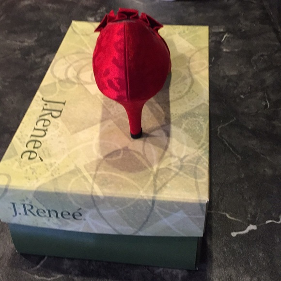 J.Renee Red Braxie jacquard fabric Size 8.5 - Picture 3 of 5